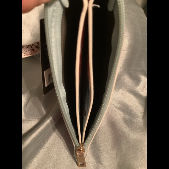 FLORAL KEYCHAIN WRISTLET AND CLUTCH IN ONE!  NWT, 3 pockets, keychain - Picture 4 of 5